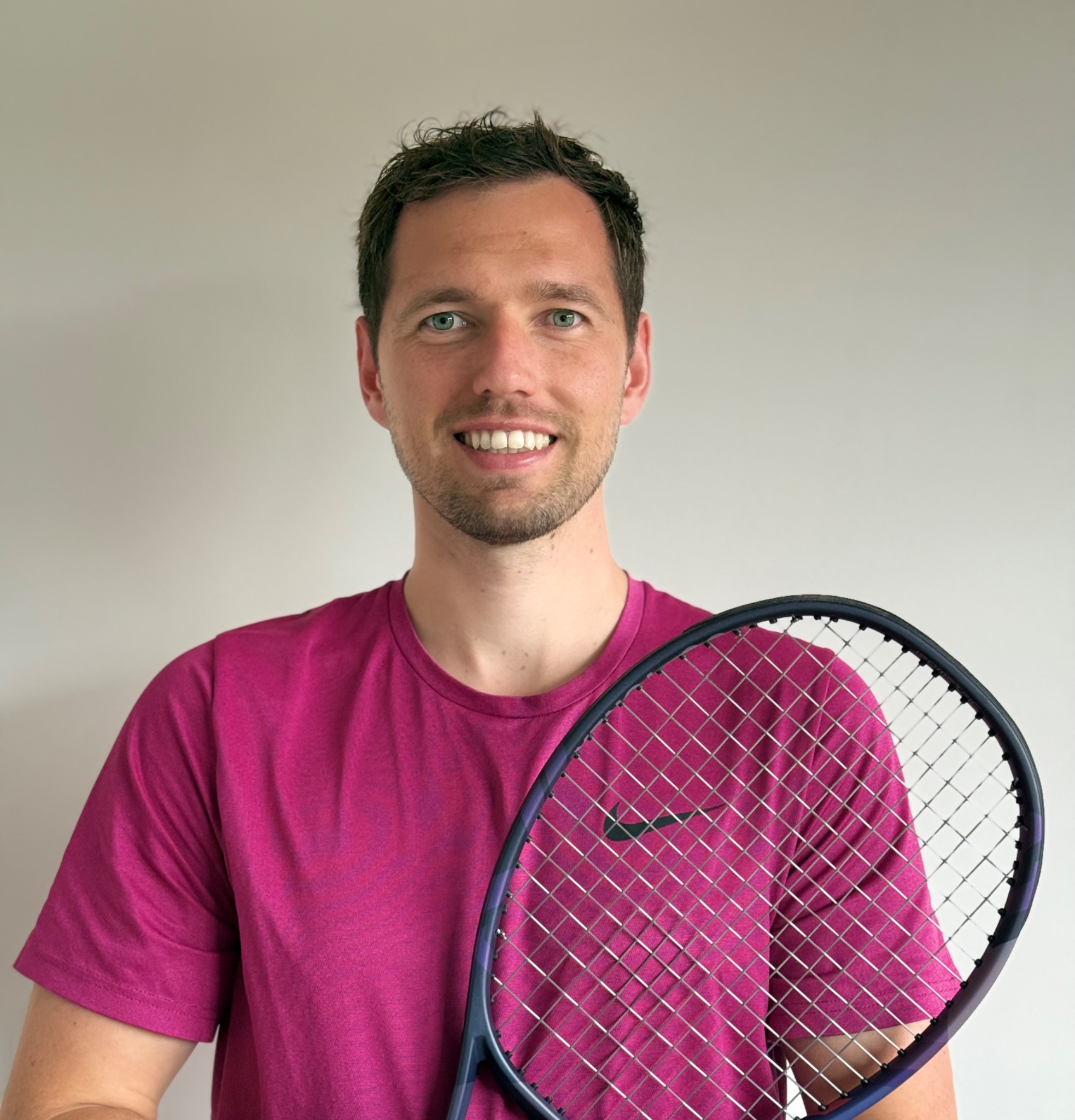 Portrait von MR-RacketBase mit Tennisschläger